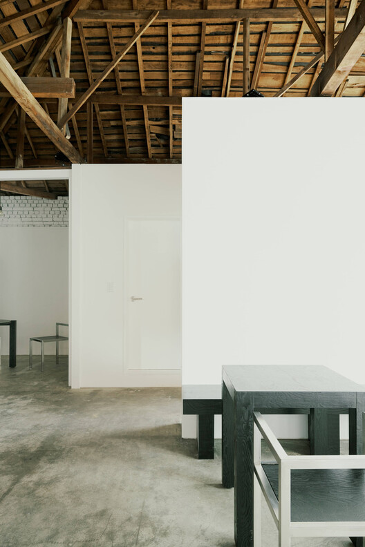 Coffee or Tea: Third Places, Kiosks, and the Retail Architecture of Duration Coffee or Tea: Third Places, Kiosks, and the Retail Architecture of Duration - Image 16 of 33