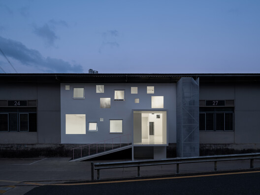Apelron Contemporary / Aether Architects + Archigress Apelron Contemporary / Aether Architects + Archigress - Exterior Photography, Concrete