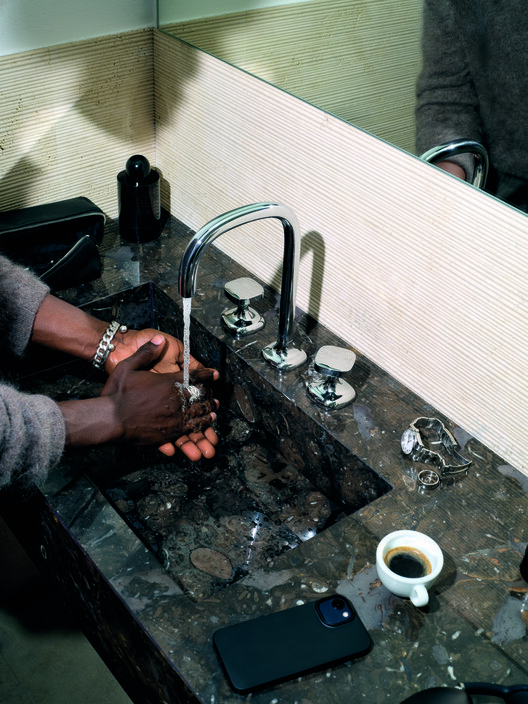A World in Between: The Role of Hybrid Forms in Contemporary Bathrooms  - Image 5 of 10