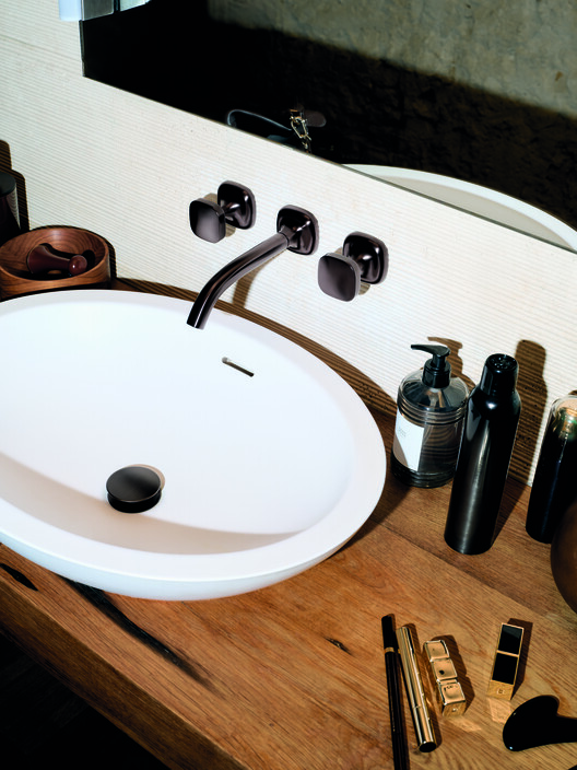A World in Between: The Role of Hybrid Forms in Contemporary Bathrooms  - Image 6 of 10