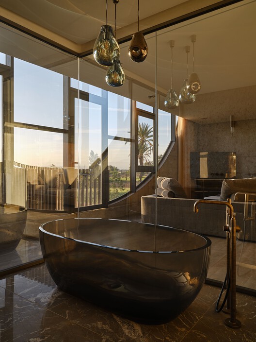 Villa Butterfly / Mohamed Amine Siana Villa Butterfly / Mohamed Amine Siana - Interior Photography, Bathroom, Lighting, Glass, Bathtub, Chair