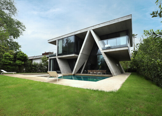 The Gable Villa / Next Office–Alireza Taghaboni The Gable Villa / Next Office–Alireza Taghaboni - Exterior Photography, Garden, Concrete, Courtyard
