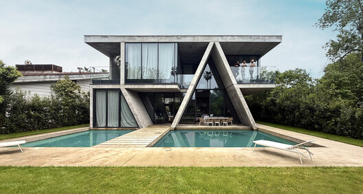 The Gable Villa / Next Office–Alireza Taghaboni The Gable Villa / Next Office–Alireza Taghaboni - Image 2 of 17