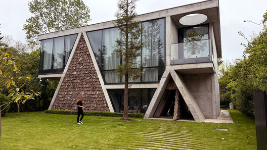 The Gable Villa / Next Office–Alireza Taghaboni The Gable Villa / Next Office–Alireza Taghaboni - Exterior Photography, Garden, Concrete