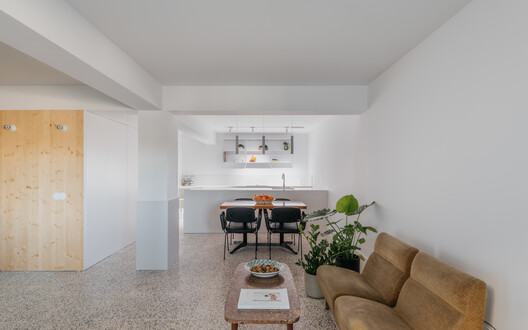 Manuela Porto 10 Apartment / ALA.rquitectos Manuela Porto 10 Apartment / ALA.rquitectos - Interior Photography, Living Room, Wood, Chair, Countertop
