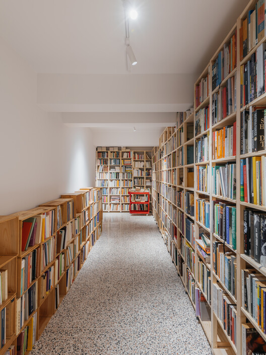 Manuela Porto 10 Apartment / ALA.rquitectos Manuela Porto 10 Apartment / ALA.rquitectos - Interior Photography, Closet, Shelving