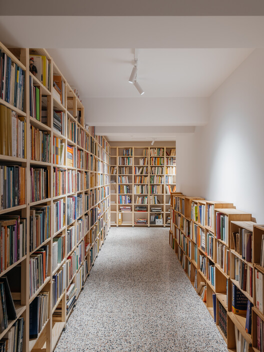 Manuela Porto 10 Apartment / ALA.rquitectos Manuela Porto 10 Apartment / ALA.rquitectos - Interior Photography, Closet, Shelving