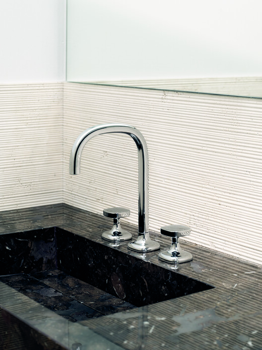 A World in Between: The Role of Hybrid Forms in Contemporary Bathrooms  - Image 9 of 10