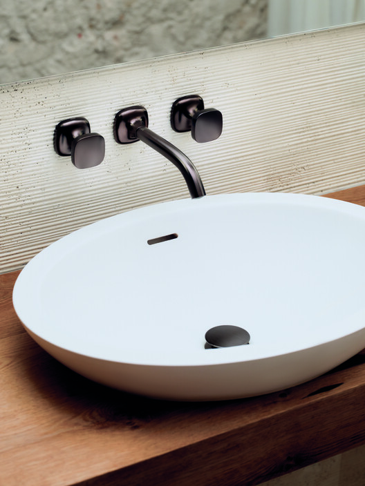 A World in Between: The Role of Hybrid Forms in Contemporary Bathrooms  - Image 10 of 10