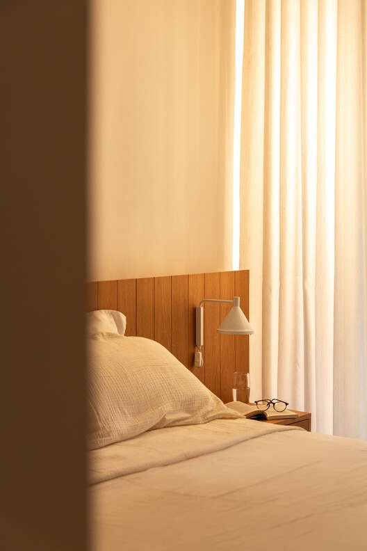 Conde House / Terra Arquitetura Conde House / Terra Arquitetura - Interior Photography, Bedroom, Wood, Lighting, Bed
