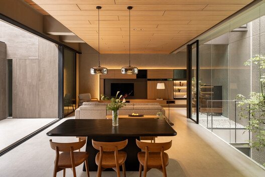 O4 House / studiokian O4 House / studiokian - Interior Photography, Dining room, Wood, Table, Lighting, Chair, Glass