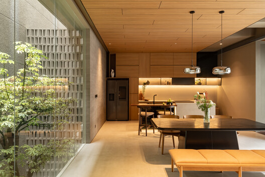 O4 House / studiokian O4 House / studiokian - Interior Photography, Dining room, Wood, Table, Lighting, Chair, Glass