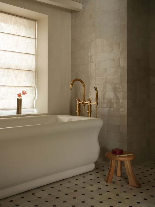 Tribeca Residence / Muqaddas Akkari Studio Tribeca Residence / Muqaddas Akkari Studio - Interior Photography, Bathroom, Lighting, Bathtub