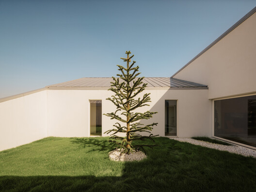 Slope House / SOURCE Architecture Studio - Image 5 of 27