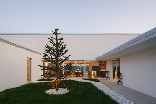 Slope House / SOURCE Architecture Studio - Image 13 of 27