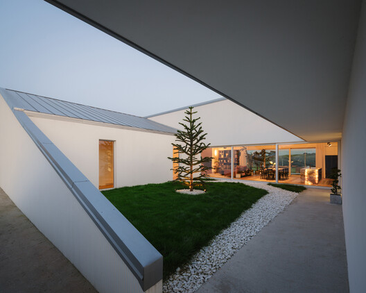 Slope House / SOURCE Architecture Studio - Image 23 of 27