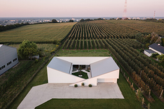 Slope House / SOURCE Architecture Studio - Image 2 of 27