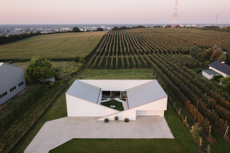Slope House / SOURCE Architecture Studio - Image 2 of 27