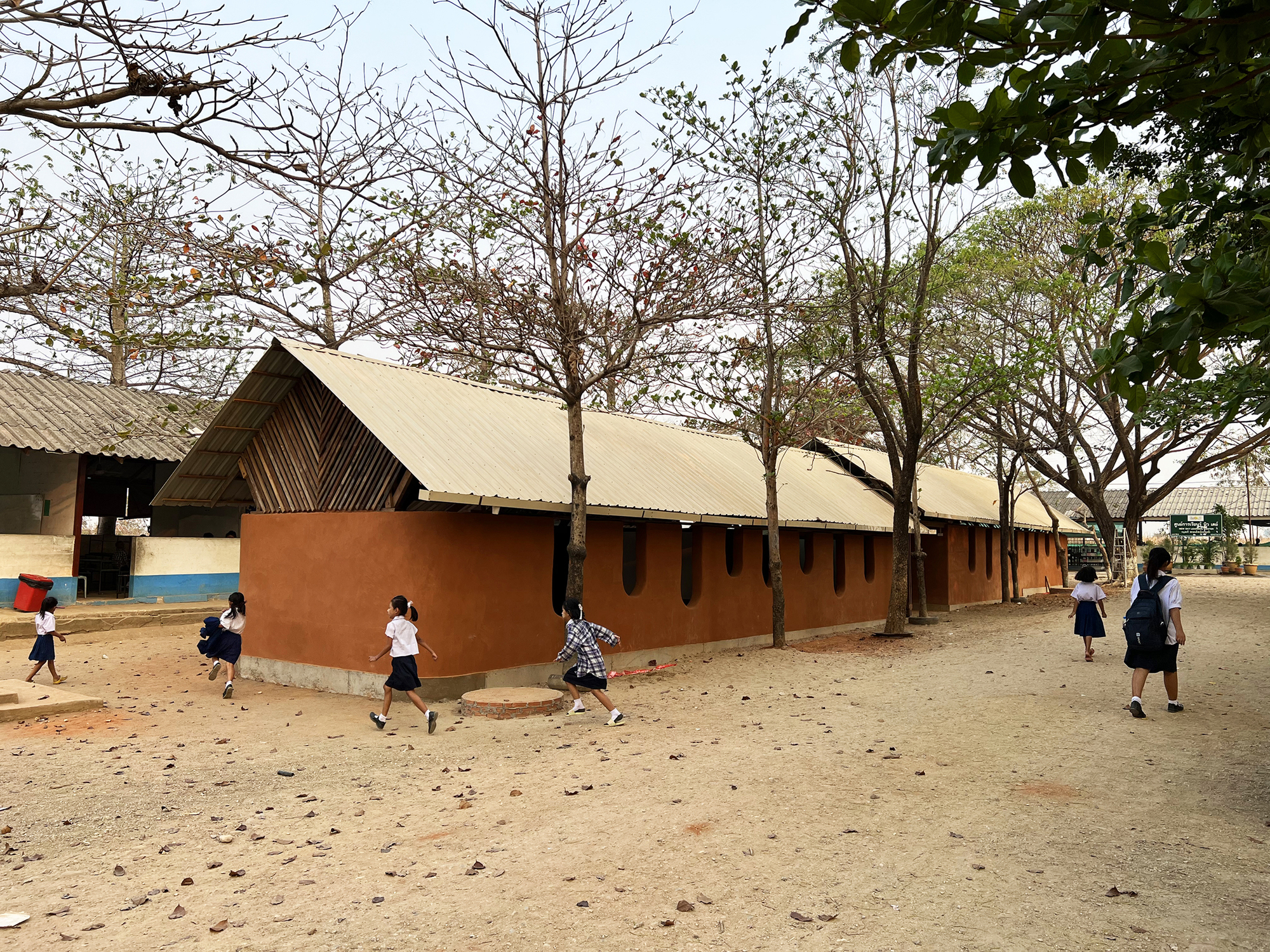 Classrooms for New Day School School / Simple Architecture