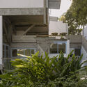 Residência Azul / Estúdio Orth + Julieta Fialho Paisagismo - Fotografia de Exterior, Renovação, Balcão, Escada