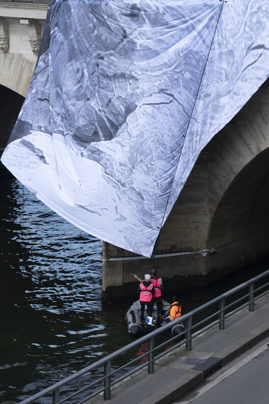Street Artist JR Installs an Inflatable Cave on Paris' Pont Neuf in Tribute to Christo and Jeanne-Claude Street Artist JR Installs an Inflatable Cave on Paris' Pont Neuf in Tribute to Christo and Jeanne-Claude - Image 12 of 22