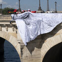Street Artist JR Installs an Inflatable Cave on Paris' Pont Neuf in Tribute to Christo and Jeanne-Claude - 2 的图像 4