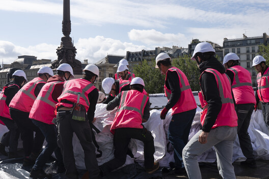 Street Artist JR Installs an Inflatable Cave on Paris' Pont Neuf in Tribute to Christo and Jeanne-Claude Street Artist JR Installs an Inflatable Cave on Paris' Pont Neuf in Tribute to Christo and Jeanne-Claude - Image 13 of 22