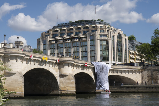 Street Artist JR Installs an Inflatable Cave on Paris' Pont Neuf in Tribute to Christo and Jeanne-Claude Street Artist JR Installs an Inflatable Cave on Paris' Pont Neuf in Tribute to Christo and Jeanne-Claude - Image 2 of 22