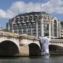 Street Artist JR Installs an Inflatable Cave on Paris' Pont Neuf in Tribute to Christo and Jeanne-Claude - 1 的图像 4