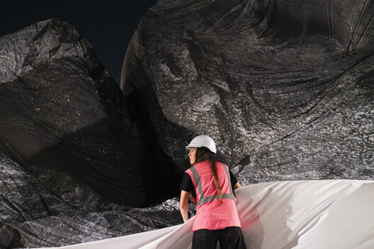 Street Artist JR Installs an Inflatable Cave on Paris' Pont Neuf in Tribute to Christo and Jeanne-Claude Street Artist JR Installs an Inflatable Cave on Paris' Pont Neuf in Tribute to Christo and Jeanne-Claude - Image 18 of 22