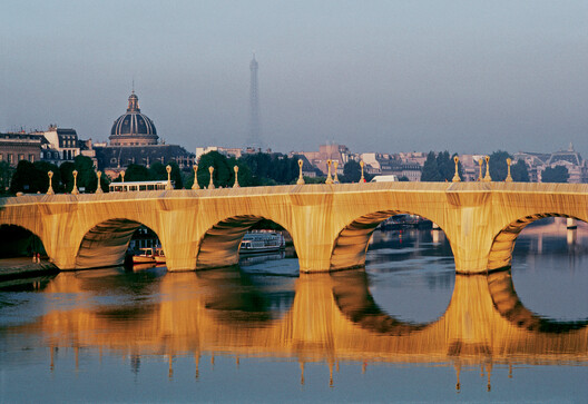Street Artist JR Installs an Inflatable Cave on Paris' Pont Neuf in Tribute to Christo and Jeanne-Claude Street Artist JR Installs an Inflatable Cave on Paris' Pont Neuf in Tribute to Christo and Jeanne-Claude - Image 22 of 22