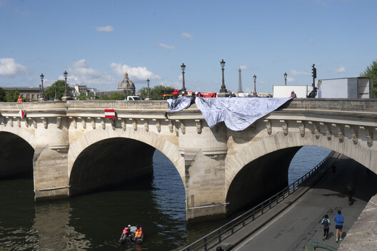 Street Artist JR Installs an Inflatable Cave on Paris' Pont Neuf in Tribute to Christo and Jeanne-Claude Street Artist JR Installs an Inflatable Cave on Paris' Pont Neuf in Tribute to Christo and Jeanne-Claude - Image 11 of 22