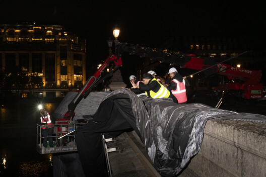Street Artist JR Installs an Inflatable Cave on Paris' Pont Neuf in Tribute to Christo and Jeanne-Claude Street Artist JR Installs an Inflatable Cave on Paris' Pont Neuf in Tribute to Christo and Jeanne-Claude - Image 15 of 22