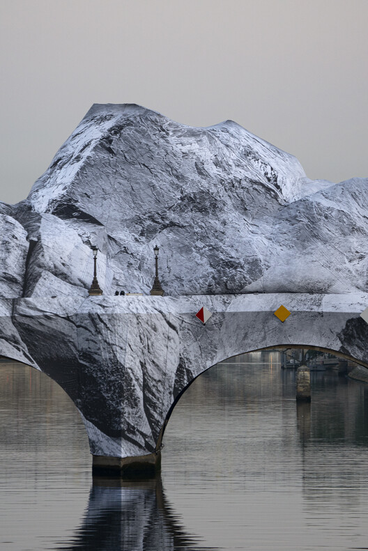 Street Artist JR Installs an Inflatable Cave on Paris' Pont Neuf in Tribute to Christo and Jeanne-Claude Street Artist JR Installs an Inflatable Cave on Paris' Pont Neuf in Tribute to Christo and Jeanne-Claude - Image 8 of 22