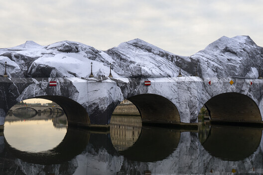 Street Artist JR Installs an Inflatable Cave on Paris' Pont Neuf in Tribute to Christo and Jeanne-Claude Street Artist JR Installs an Inflatable Cave on Paris' Pont Neuf in Tribute to Christo and Jeanne-Claude - Image 6 of 22