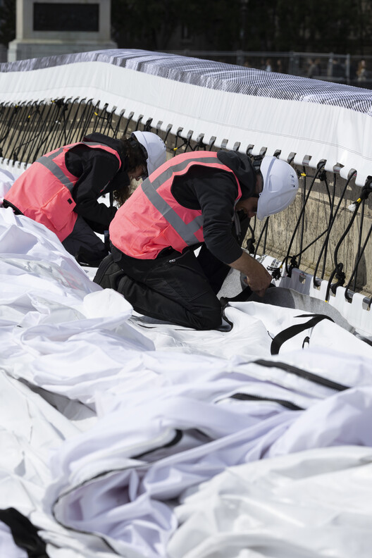 Street Artist JR Installs an Inflatable Cave on Paris' Pont Neuf in Tribute to Christo and Jeanne-Claude Street Artist JR Installs an Inflatable Cave on Paris' Pont Neuf in Tribute to Christo and Jeanne-Claude - Image 14 of 22