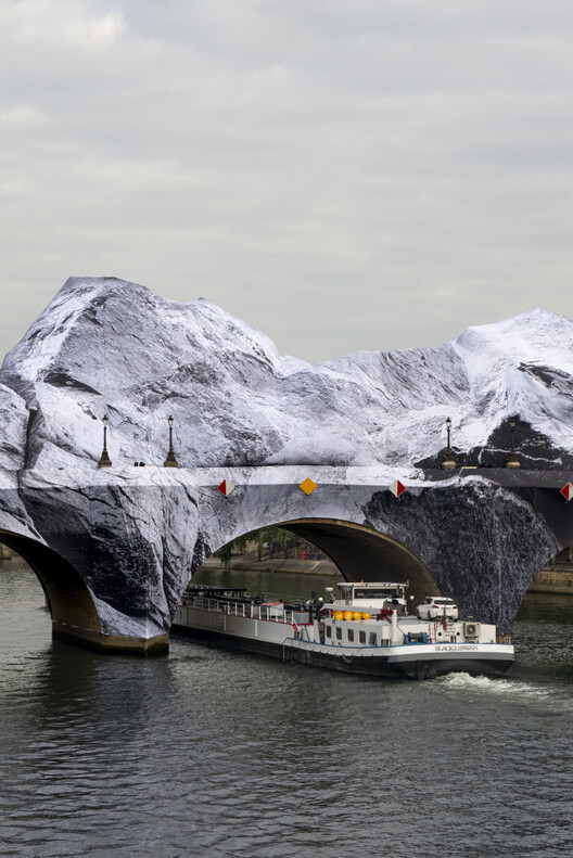 Street Artist JR Installs an Inflatable Cave on Paris' Pont Neuf in Tribute to Christo and Jeanne-Claude Street Artist JR Installs an Inflatable Cave on Paris' Pont Neuf in Tribute to Christo and Jeanne-Claude - Image 10 of 22