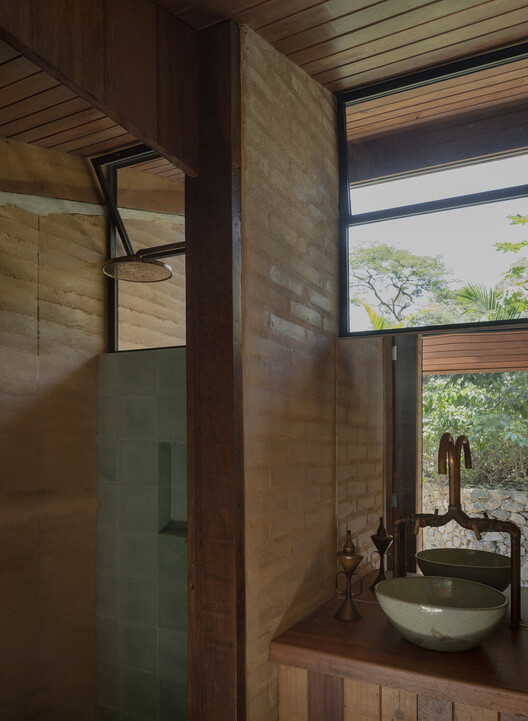 Cabaña del Lago / Matéria Base - Fotografía interior, Baño, Madera, Vidrio, Tarjas