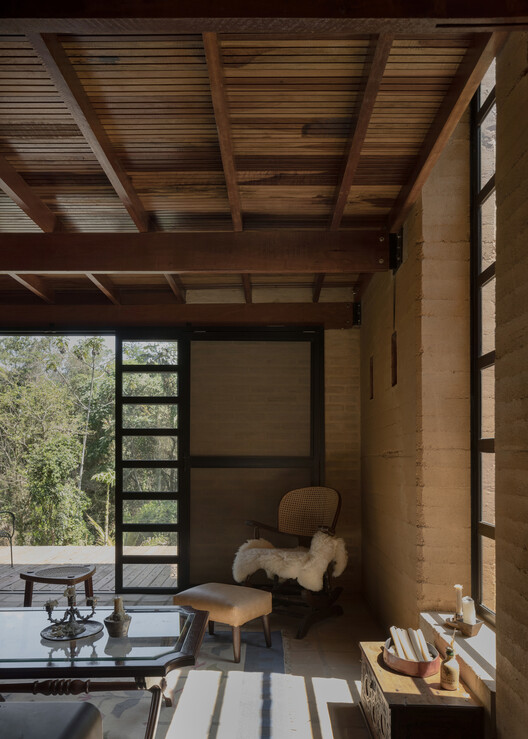 Cabaña del Lago / Matéria Base - Fotografía interior, Madera, Iluminación, Mesas, Sillas, Vidrio, Fijación Vigas