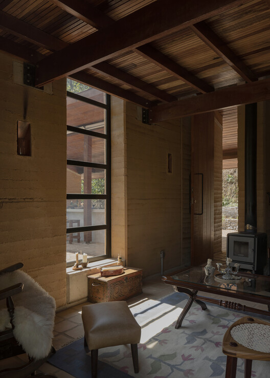 Cabaña del Lago / Matéria Base - Fotografía interior, Sala de estar, Madera, Iluminación, Sillas, Fijación Vigas