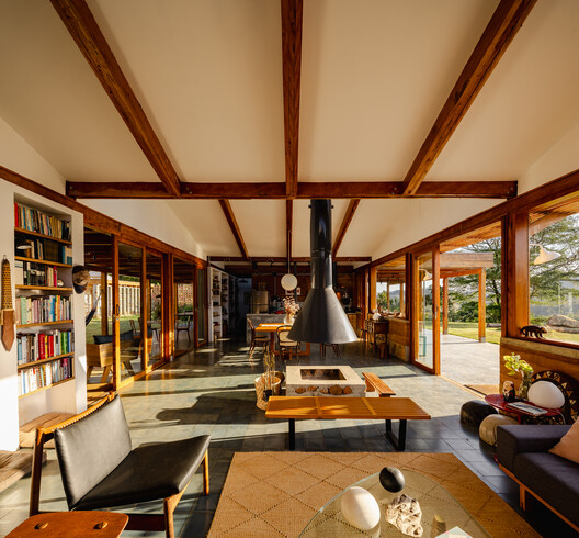 Casa Matita-Perê / Matéria Base - Fotografía interior, Sala de estar, Madera, Fijación Vigas, Sillas
