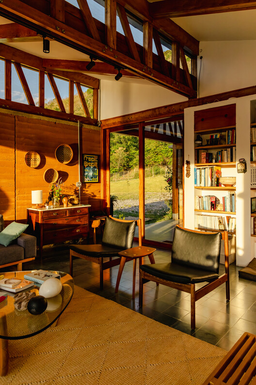 Casa Matita-Perê / Matéria Base - Fotografía interior, Sala de estar, Madera, Sillas
