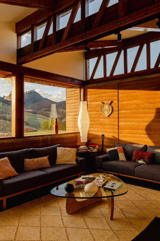 Casa Matita-Perê / Matéria Base - Fotografía interior, Sala de estar, Madera, Sillones, Iluminación, Sillas