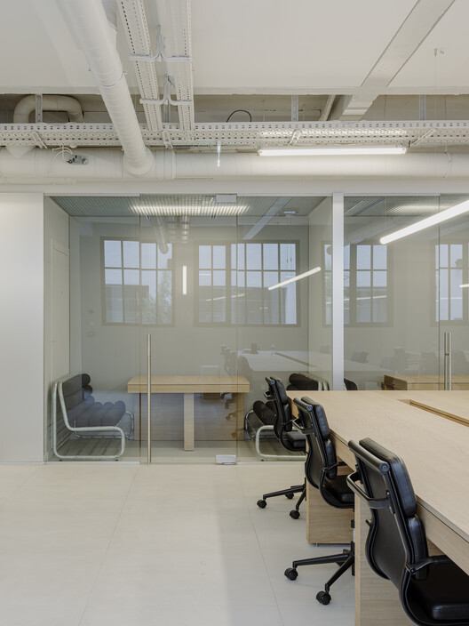 Yard House / Exbrayat Enrico architectes - Interior Photography, Table, Lighting, Chair