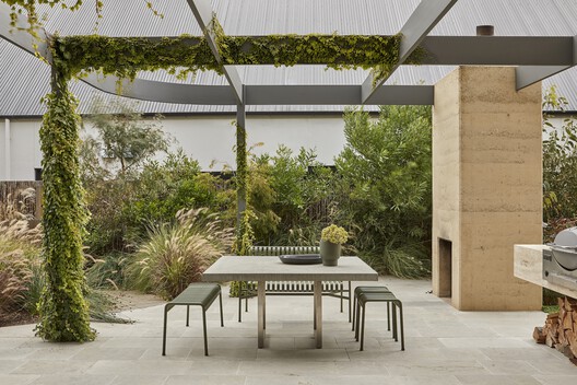 Barwon Dunes House / Eliza Blair Architecture Barwon Dunes House / Eliza Blair Architecture - Exterior Photography, Garden, Chair, Patio, Courtyard
