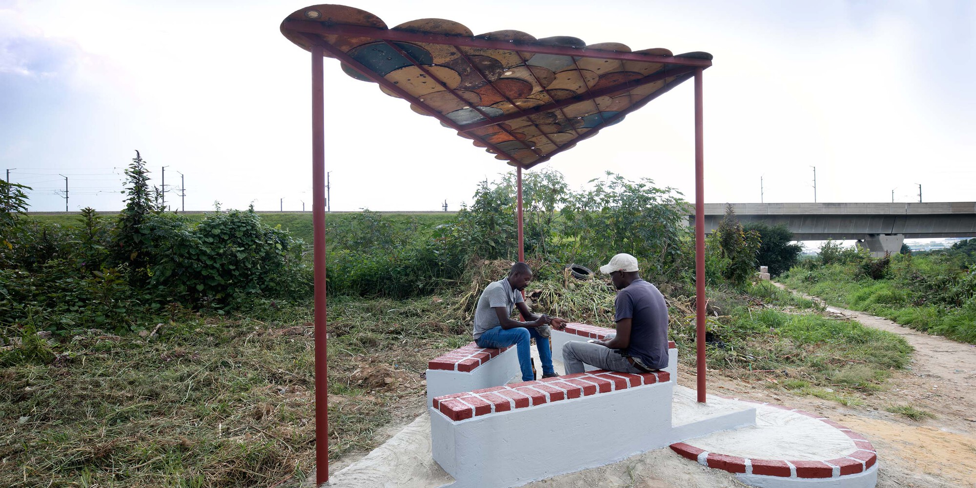Abrigos de Segurança: Arquitetura Transforma Guarita em Espaço Digno em Comunidade Sul-Africana