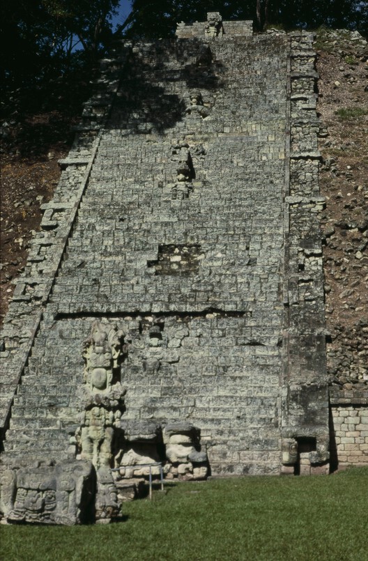 Anatomy of a Maya City: The Urban Structure of Copán in Honduras Anatomy of a Maya City: The Urban Structure of Copán in Honduras - Image 3 of 13