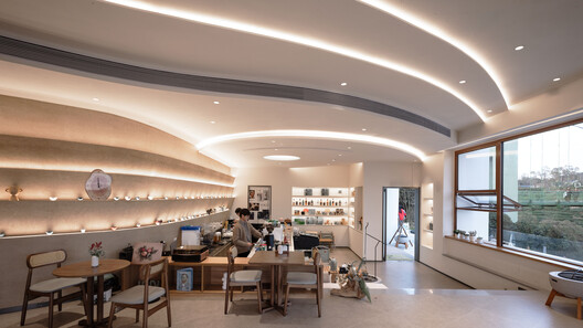 西茶谷茶咖：消隐于茶田的观景容器 / 江苏省院安徽分院 - 室内图, 餐厅, 灯, 隔断, 椅子