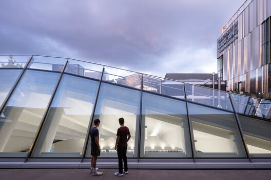 Hiwa - The University of Auckland Recreation Centre / Warren and Mahoney Hiwa - The University of Auckland Recreation Centre / Warren and Mahoney - Exterior Photography, Glass