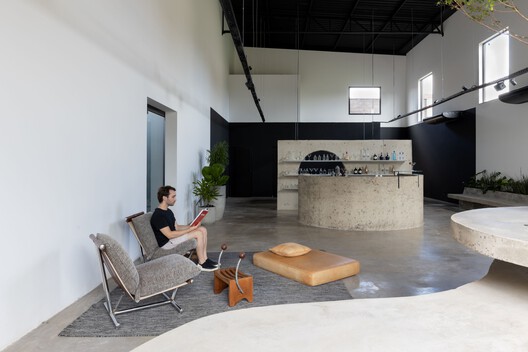Flairs / Nati Minas & Studio + Flipê Arquitetura Flairs / Nati Minas & Studio + Flipê Arquitetura - Interior Photography, Kitchen, Chair